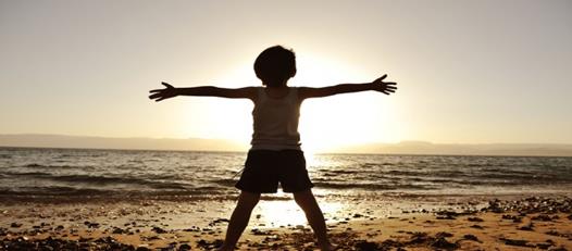 http://www.ohmnet.nl/spiritualiteit/files/bigstock-Silhouette-of-child-on-the-bea-17467202-595x335.jpg